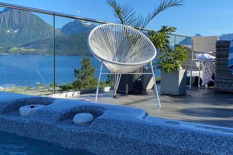 Modern funkis villa -fjordview -steps from the sea
