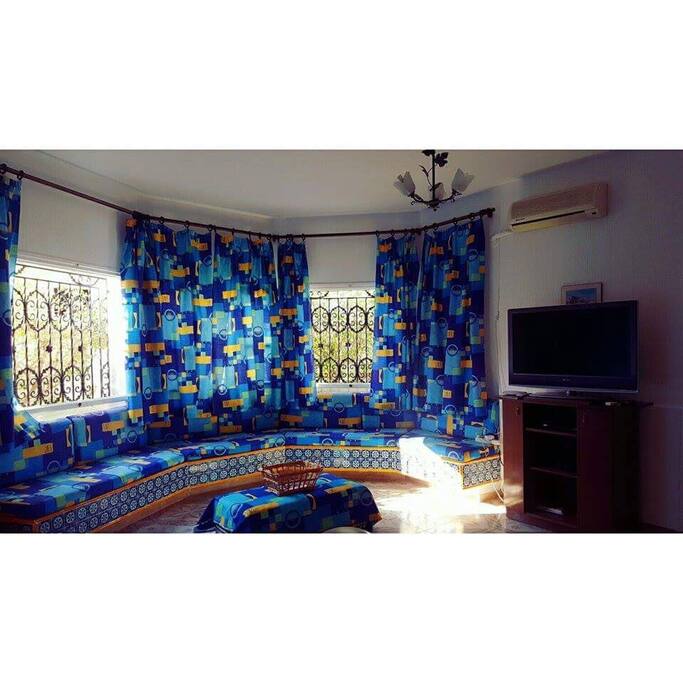 Ce coin banquette artisanale est le préférée de nos invités, bien lumineux et onfirtables, et decoré par de la mosaique artisanale typique de la region du Cap Bon et de Nabeul connu par sa potterie et ses produits artisanals disponibles dans les petits souks de Maamoura.