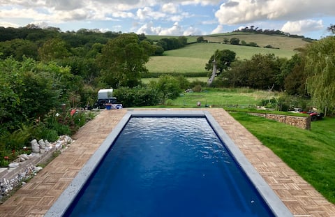 Secluded hideaway, heated pool, walks, fossils