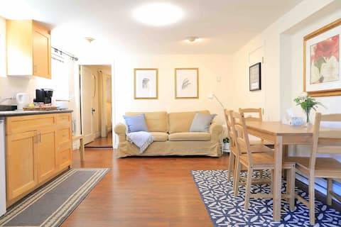 Successful Airbnb property: Private Unit•Cozy·Free parking/DT/UBC/YVR in Dunbar Southlands