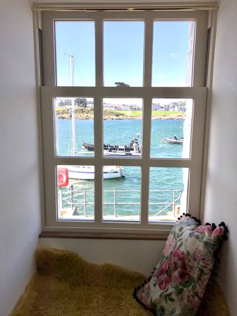 Lovely holiday home with stunning sea views