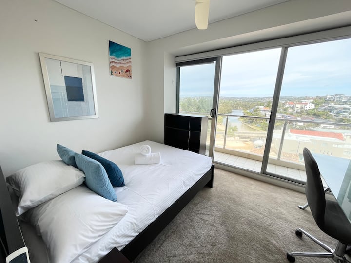 Трета спална соба со двоен кревет, поглед кон лагуна, вентилатор и работно биро 