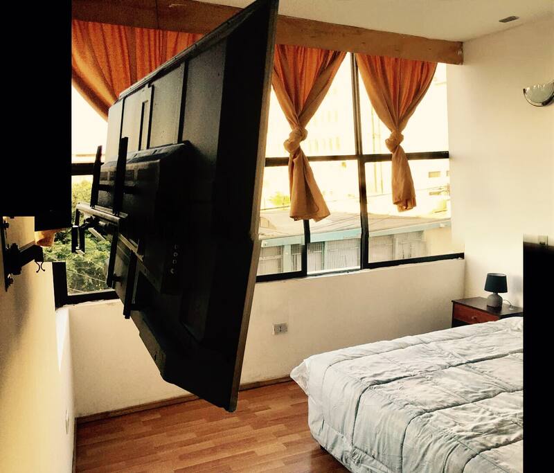 Dormitorio matrimonial sin baño, tv 49" con netflix.