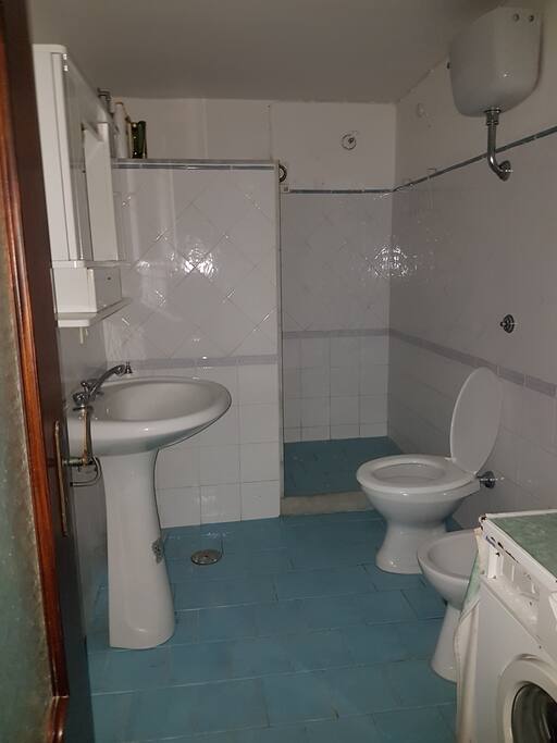 Bagno con doccia e lavatrice