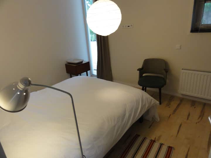 Voor het bed heeft u de keus uit een synthetisch dekbed, 220 x 240 (standaard). In de kast vindt u ook nog een wollen dekbed, dat u naar wens inwisselen kan voor het standaarddekbed.
