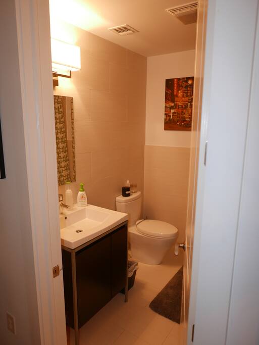 2nd bathroom with bathtub.