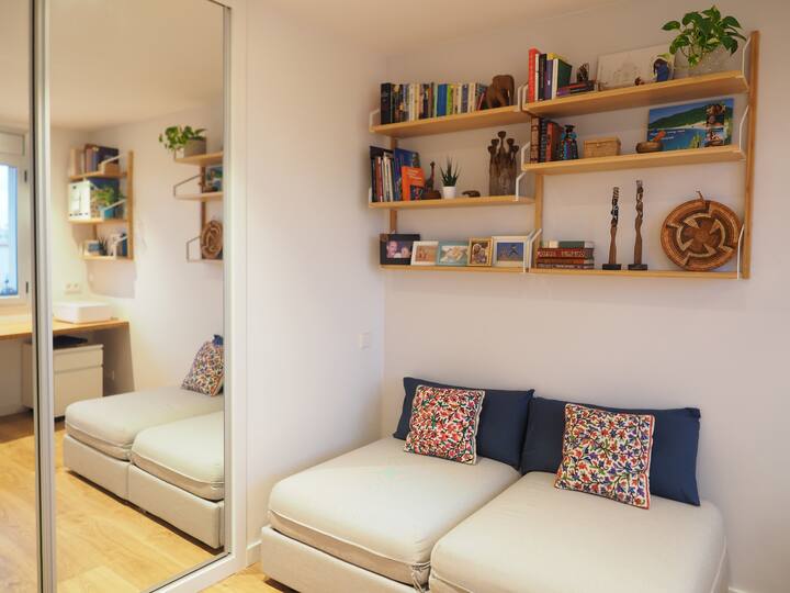 Спалня с дивани, които се разгъват на единични легла (които могат да се свържат или отделят)