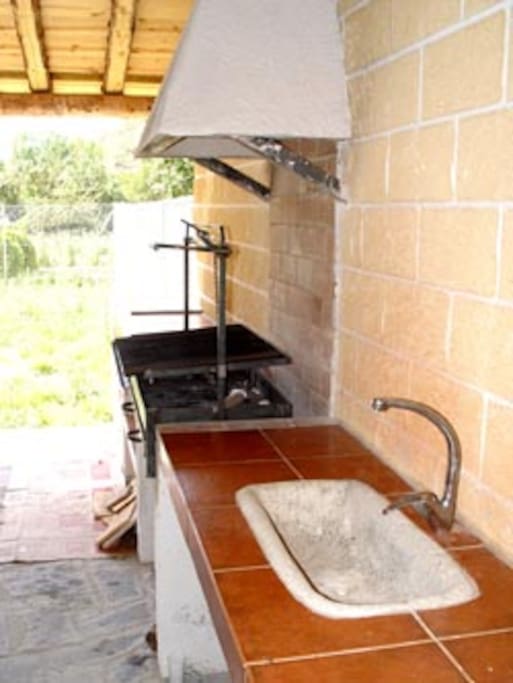 barbacoa con porche y jardin