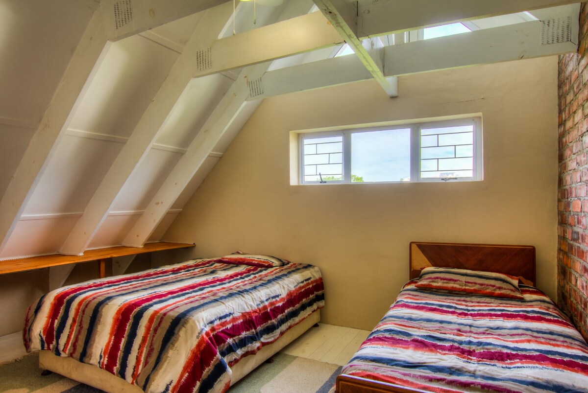 חדר שינה שני למעלה (מיטה זוגית ומיטת יחיד)