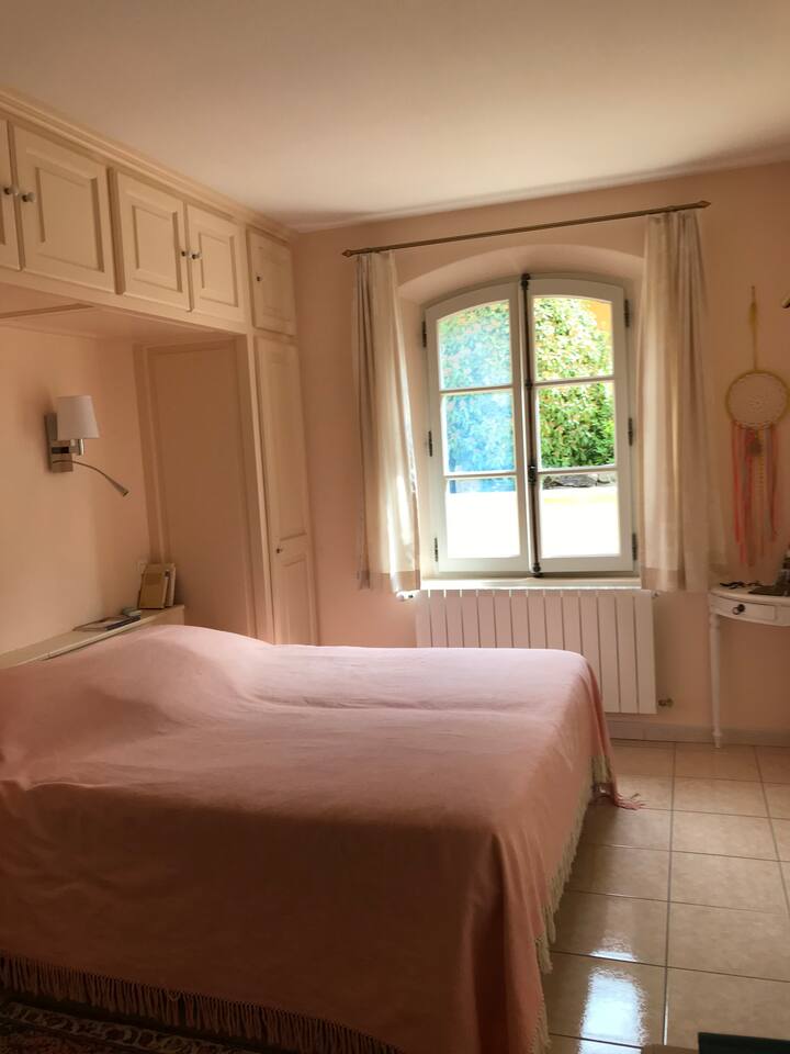 חדר שינה ראשי עם מקלחת פרטית 