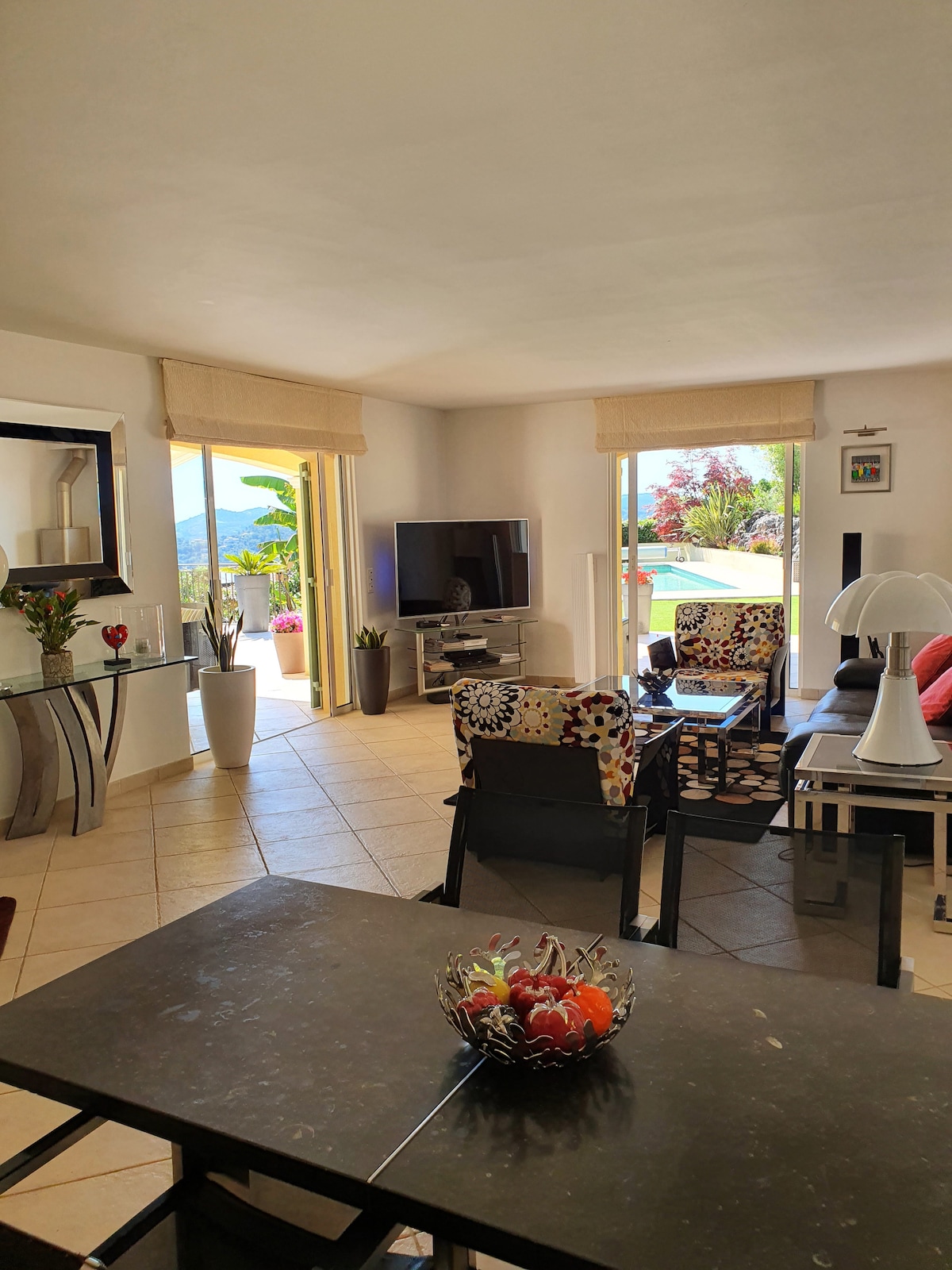 Annonce Airbnb populaire: Villa with fairytale view 30 minutes from Cannes. à Montauroux