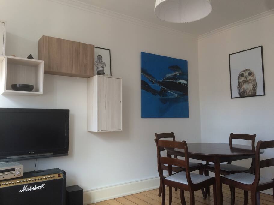Living room. It is possible to pull the table, to make it longer.