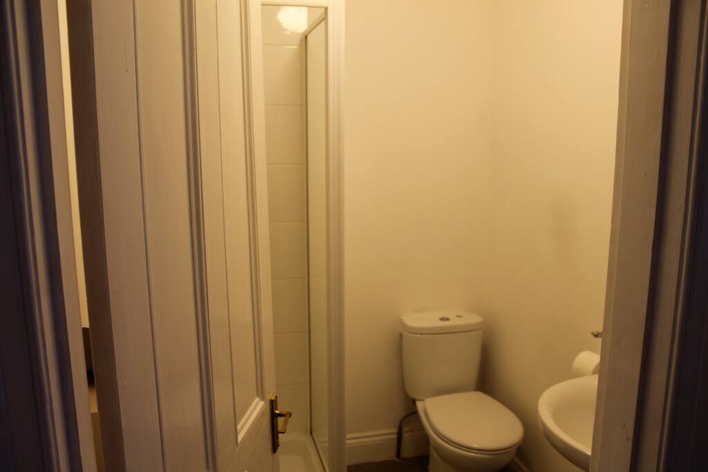 Room Nr 5 Private bathroom (Not en-suite)