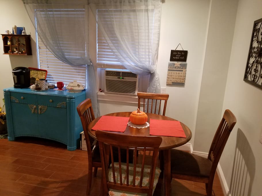Dining and coffee service