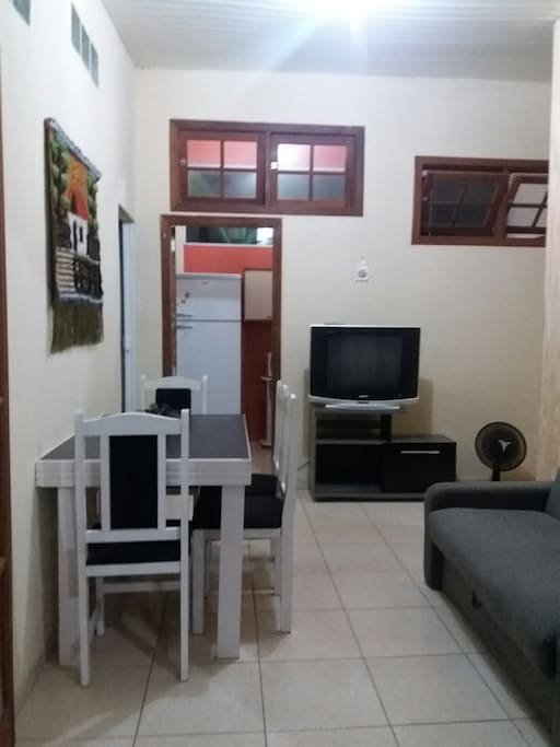 Sala com TV e Sofá cama.
