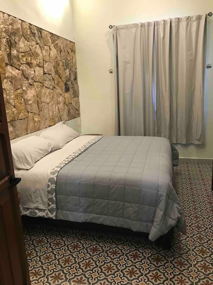 Chumba cha kulala cha ukubwa wa kifalme kilicho na kiyoyozi, kabati, televisheni yenye Netflix 
Mwangaza usio wa moja kwa moja 
Mapazia meusi 