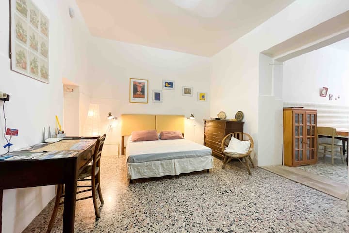 Studio apt with patio in the archeological centre