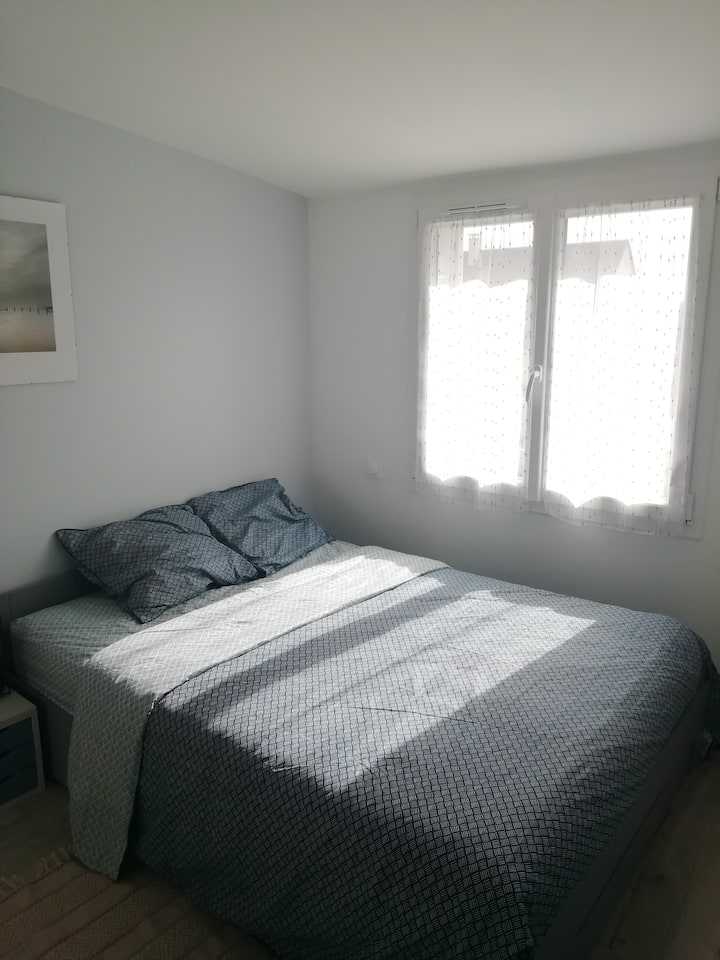 Glavna spavaća soba s bračnim krevetom