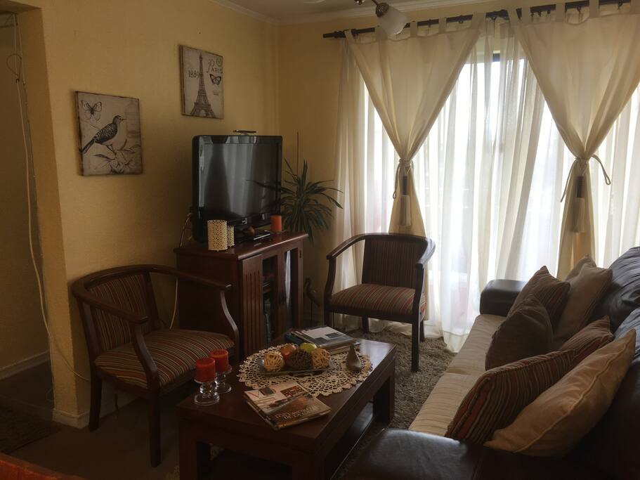 Sala de living con tv y cable