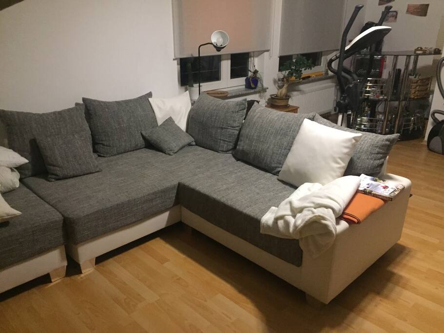 Die Couch wird dann als Doppelbett umgebaut. Damit der "Coucheffekt" weg ist, habe ich noch eine Ausgleichsmatratze zum Drauflegen.