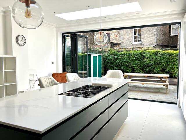 Stylish town house gallery image 4