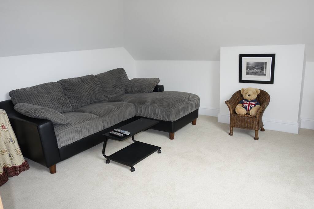 GUESTS EXCLUSIVE SITTING ROOM