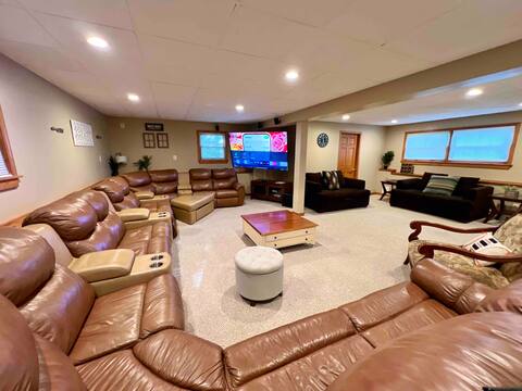 HillTop  Manor-Spacious 6BR+PS5+FirePit+Pool Table
