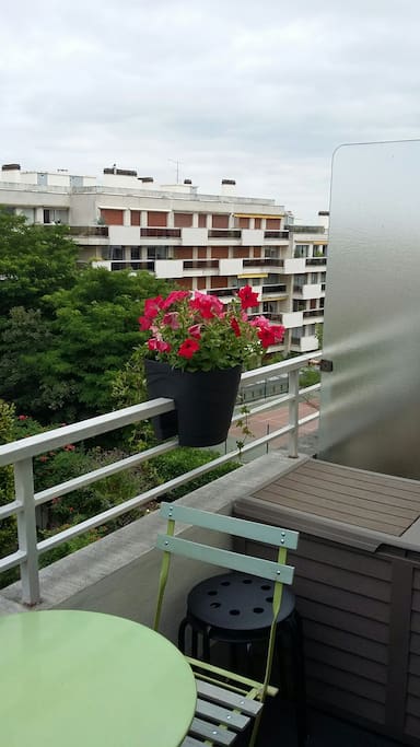 Grand balcon avec table .