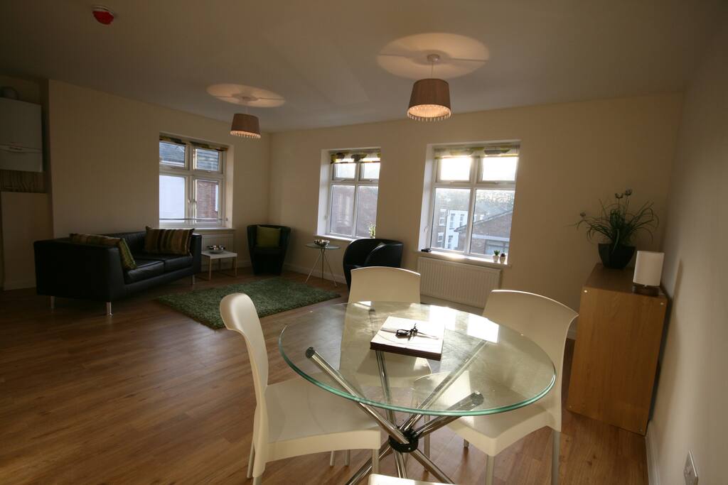 Dining/Lounge Area