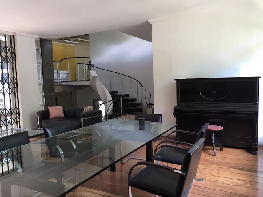Sala de jantar e reuniões com piano