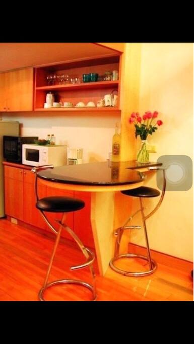 屋內有吧台及全系列家電用品。