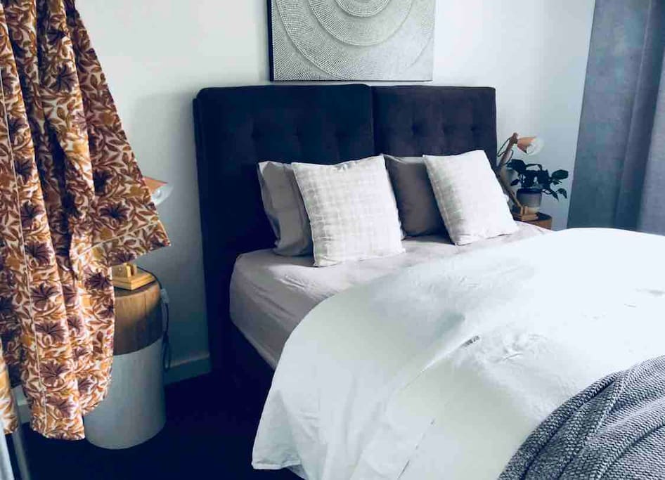 Bedroom 1 - Queen Bed