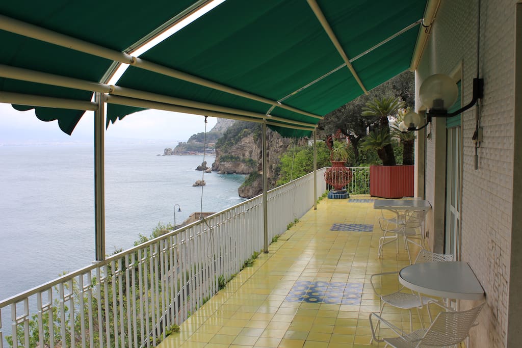 Il terrazzo sul mare