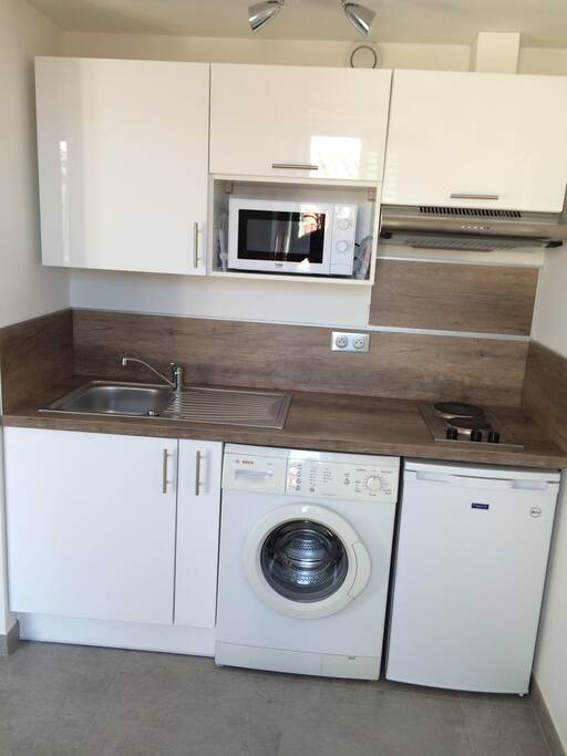 Cuisine neuve équipée de micro-onde, plaques de cuisson et lave-linge