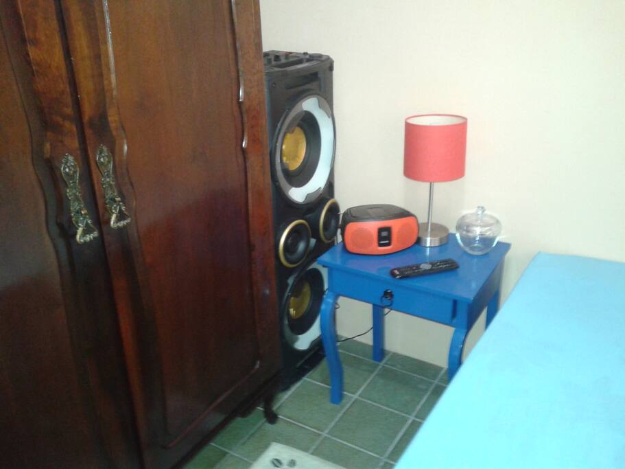 Criado mudo, Luminária e Rádio CD