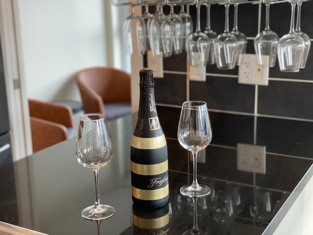 Unbeatable Panoramic Views (downtown,free parking) gallery image 4