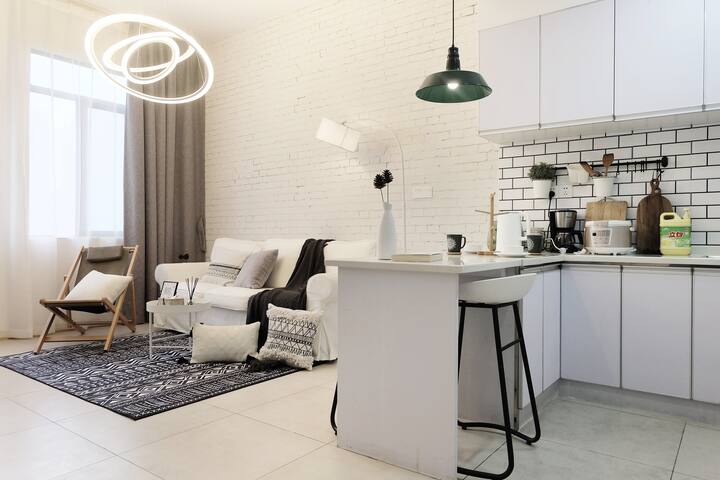 留驻·码头记忆 | 一线江景/渝中半岛城市天际线 / 卧阑白苓临江一居只谈夜色与微风