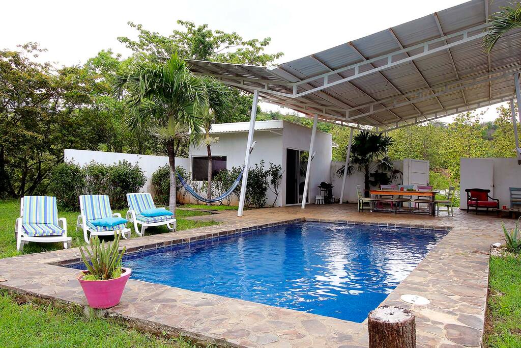 Piscine et terrasse couverte