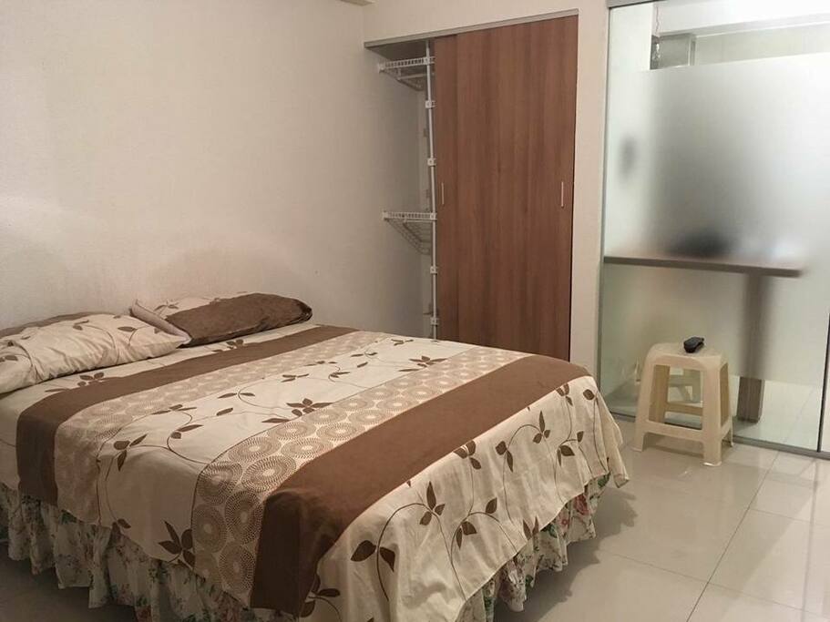 Dormitorio, una cama king size, 2 roperos empotrados
