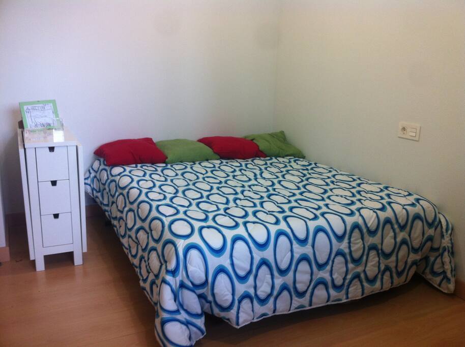 Dispone de pequeño mueble con cajoneras.