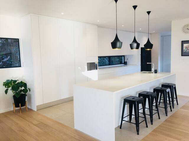 Central Cape Town Villa with a View – with solar! gallery image 4