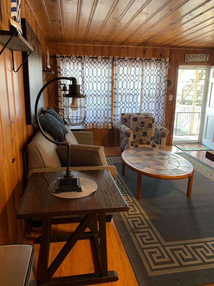 Sebule (inaangalia mlango wa mbele)