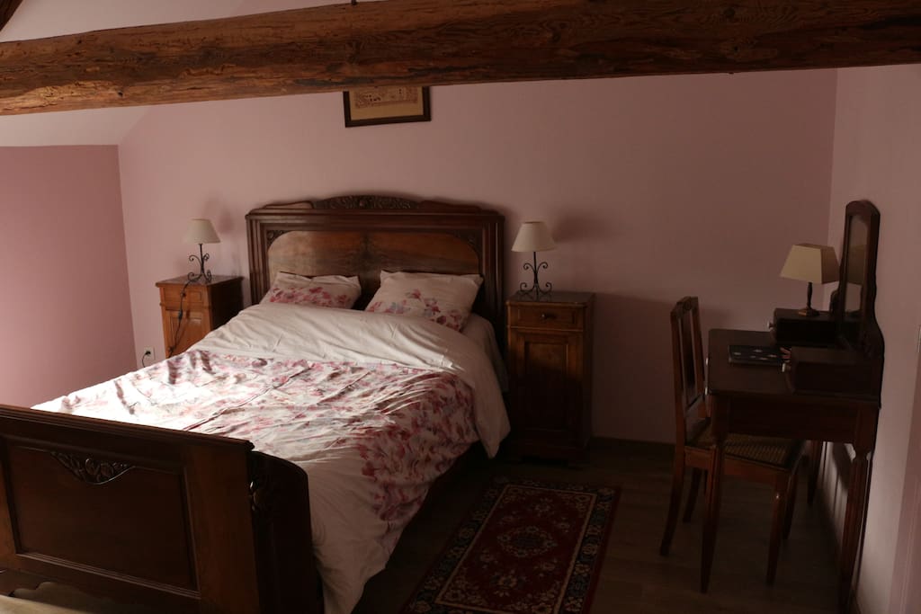 La chambre, style "année 30" avec matelas et sommier neufs!