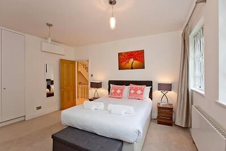 Beautiful house with Garden in Bayswater gallery image 5