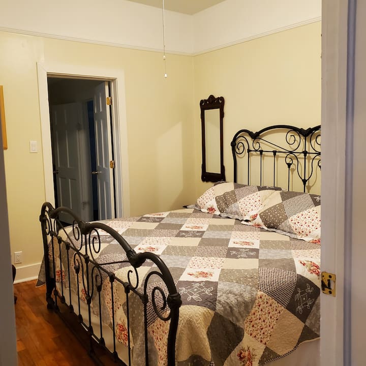 Segundo dormitorio con cama tamaño king.