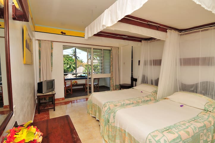 Quiet garden facing rooms with access to the beach