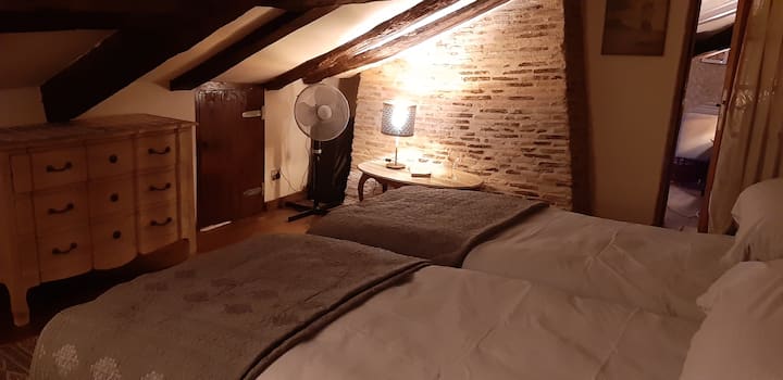 Spálňa na poschodí s oddelenými posteľami