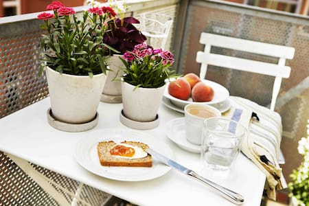 Berlin-Mitte: Modern design, breakfast & balcony!