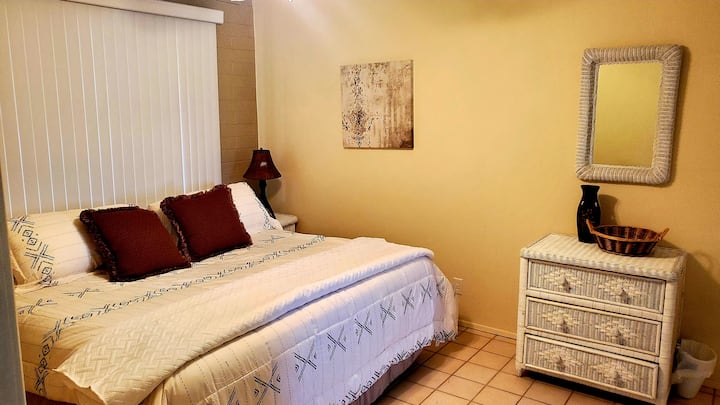 Krevat dopio "king size" dhe shumë hapësirë për ruajtje