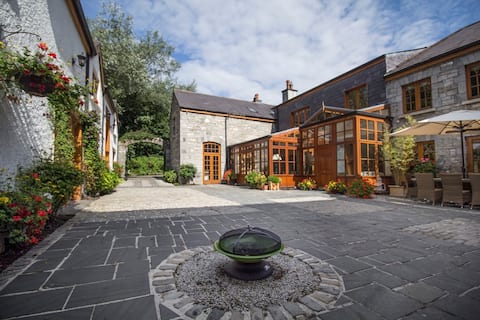 Old World Converted Stableyard with Swimming Pool